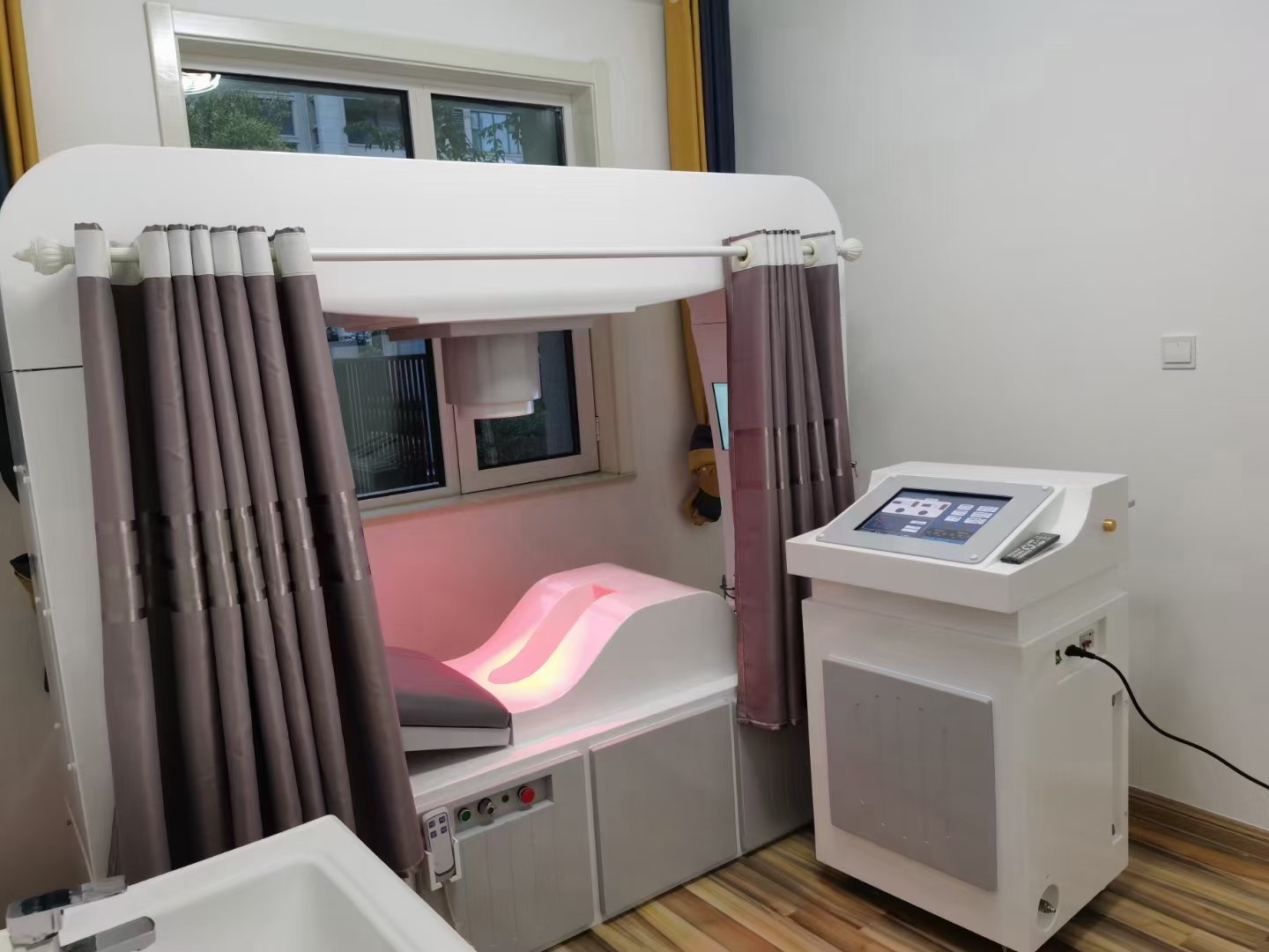 Successful UK clinic operating MAIKONG colonic machine