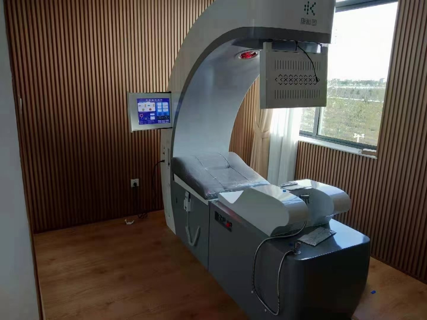 MK-EF-ITM colonic machine with 15-inch touchscreen display