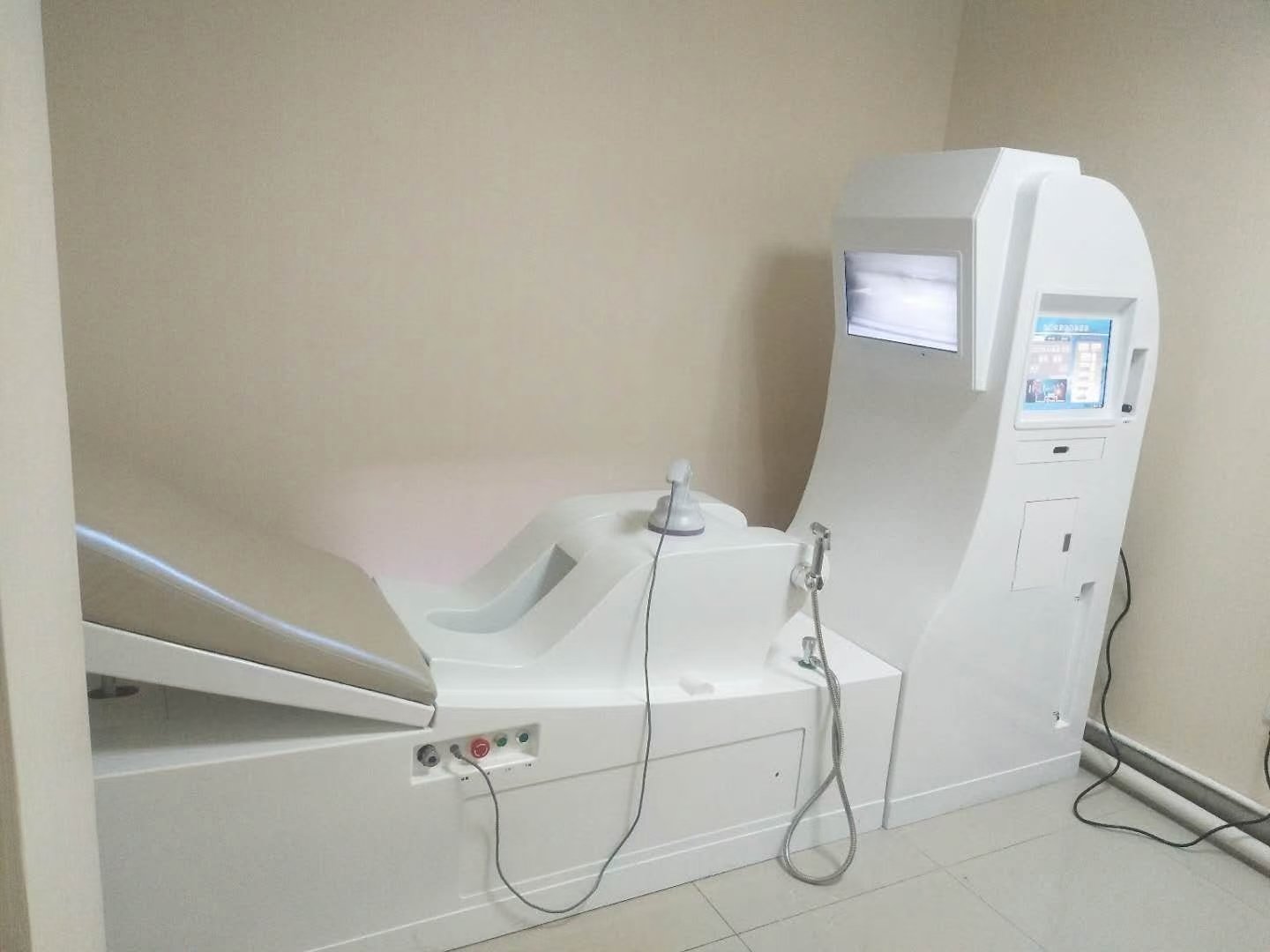 Comparison of open and closed system colonic machines