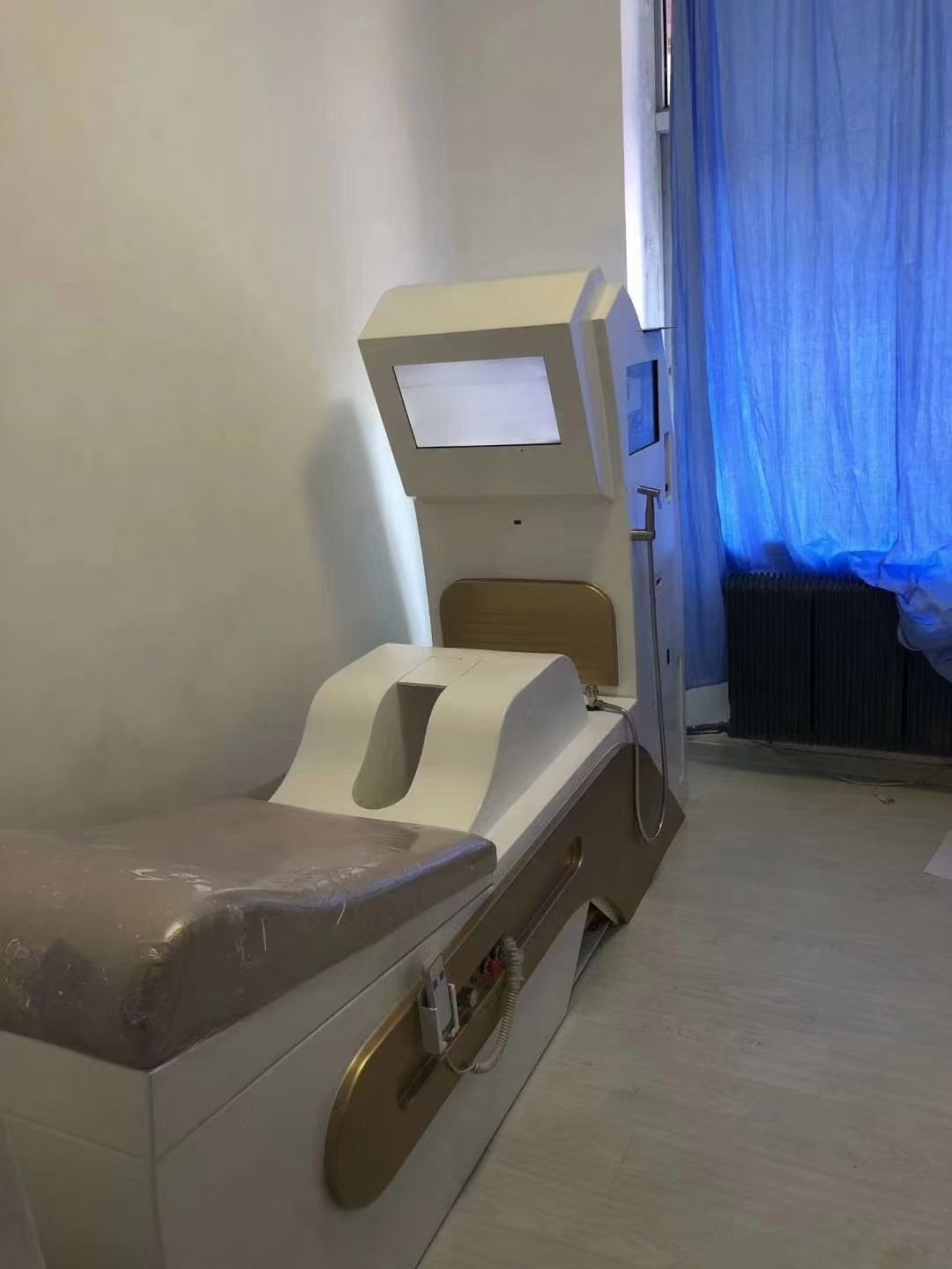 Comfortable private colon hydrotherapy treatment room