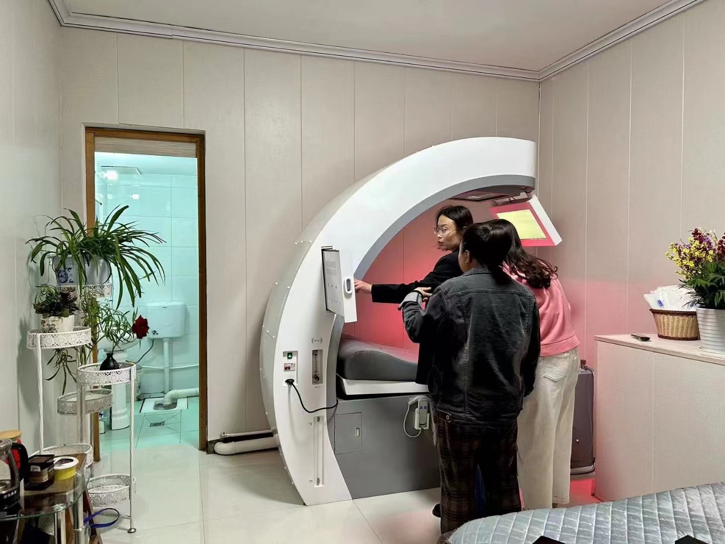 Comparison of open and closed system colonic machines